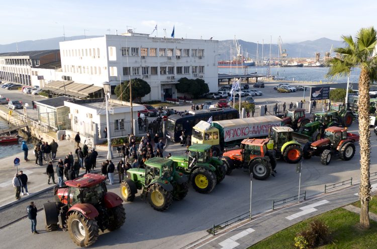 Βόλος: Άνοιξαν το λιμάνι οι αγρότες μετά το τελεσίγραφο από εισαγγελική παρέμβαση – 97 τα μπλόκα σ΄όλη τη χώρα
