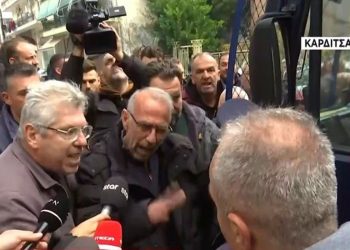 Κλούβες μπροστά στο γραφείο του Τσιάρα βρήκαν οι αγρότες – Πήρε το μέρος τους ακόμα και ο Πορτοσάλτε