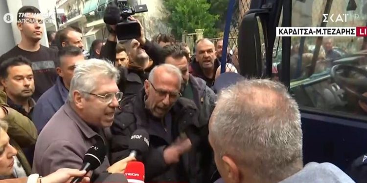 Κλούβες μπροστά στο γραφείο του Τσιάρα βρήκαν οι αγρότες – Πήρε το μέρος τους ακόμα και ο Πορτοσάλτε