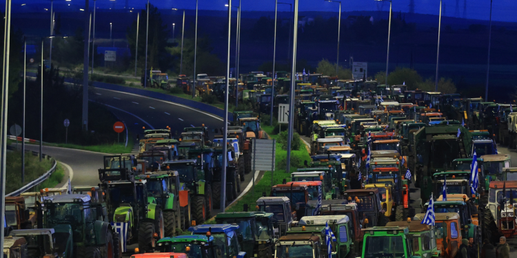 Νέο μπλόκο στο τελωνείο Ευζώνων από τους αγρότες (βίντεο)