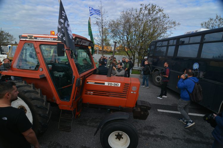 Μπλόκα αγροτών: «Δεν είμαστε εδώ για να ζητιανέψουμε λεφτά-Διαπραγματευόμαστε το μέλλον μας»