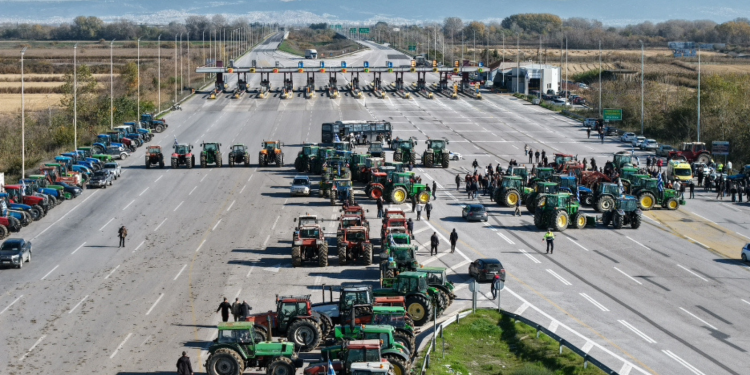 Διχασμός στη ΝΔ για τα αγροτικά μπλόκα: Καταστολή ή διάλογος;