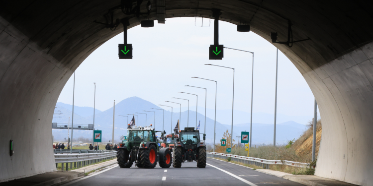 Κλειστά τα Τέμπη έως τις 17:00 από τους αγρότες – Η ΕΛΑΣ απαγόρευσε τη διέλευση ΙΧ