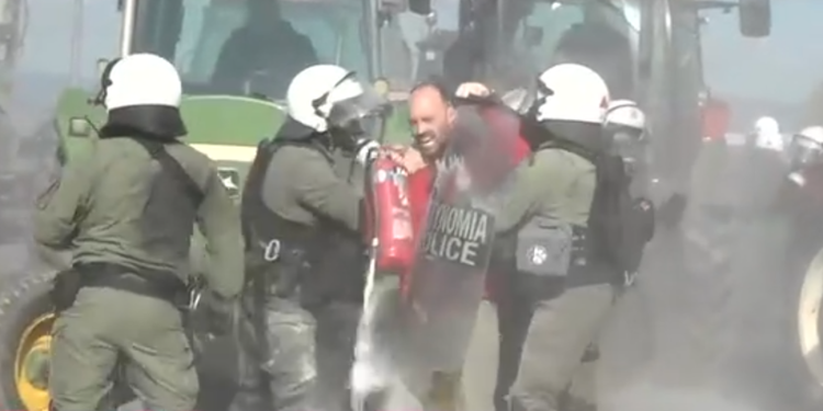 «Μου σκότωσαν τα ζώα, χρωστάω παντού» φώναζε κτηνοτρόφος την ώρα της σύλληψης στη Λάρισα (βίντεο)