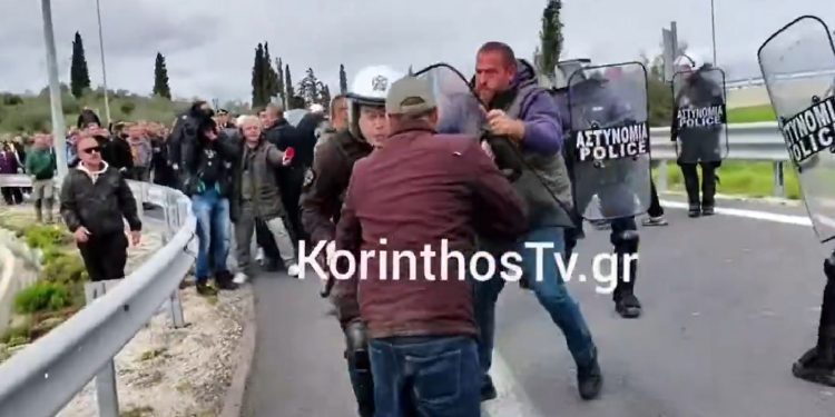 Οργισμένος αγρότης κυνηγάει ΜΑΤ (βίντεο)