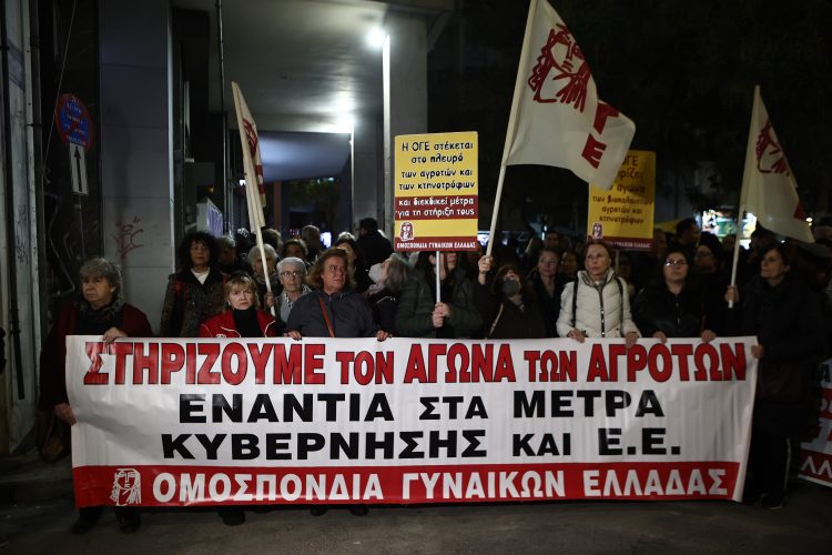 Στη ΝΔ δείχνουν τα δόντια τους στα τρακτέρ αλλά τρέμουν την ακρίβεια