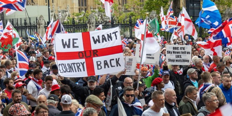 Δημοσκόπηση: Σχεδόν οι μισοί Ευρωπαίοι θεωρούν ότι οι περισσότεροι μετανάστες είναι παράνομοι