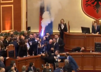 Χάος στο αλβανικό κοινοβούλιο: Καπνογόνα, νερά και ξύλο μεταξύ βουλευτών (Video)