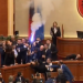 Χάος στο αλβανικό κοινοβούλιο: Καπνογόνα, νερά και ξύλο μεταξύ βουλευτών (Video)