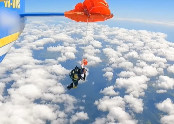 Συγκλονιστικό ατύχημα στον αέρα- Αλεξίπτωτο μπλέχτηκε στο φτερό αεροπλάνου (βίντεο)