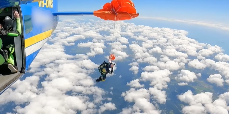 Συγκλονιστικό ατύχημα στον αέρα- Αλεξίπτωτο μπλέχτηκε στο φτερό αεροπλάνου (βίντεο)