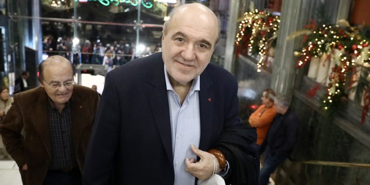 Τρύφων Αλεξιάδης: «Λάθος που κάθισαν κάποια πολιτικά στελέχη στο θεωρείο» (βίντεο)