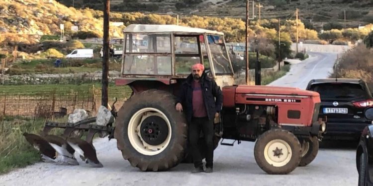 Αμοργός: Συμβολικό μπλόκο στην Αιγιάλη από τον μοναδικό αγρότη με τρακτέρ