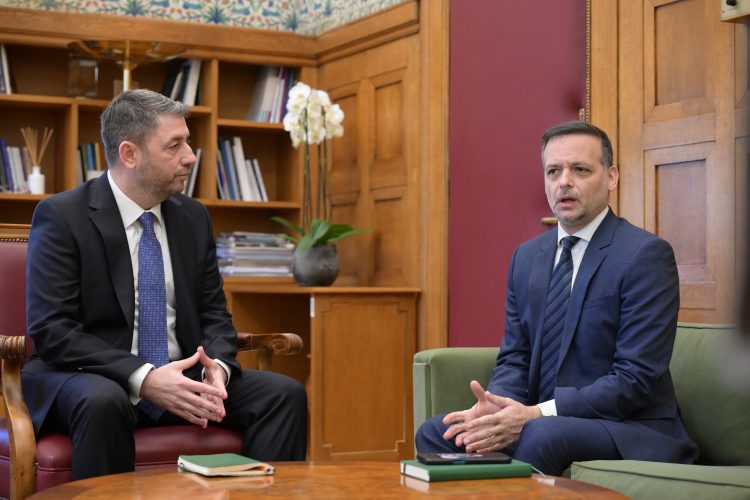 ΠΑΣΟΚ: Κινήσεις αντιπερισπασμού και ενότητας απέναντι στον Τσίπρα