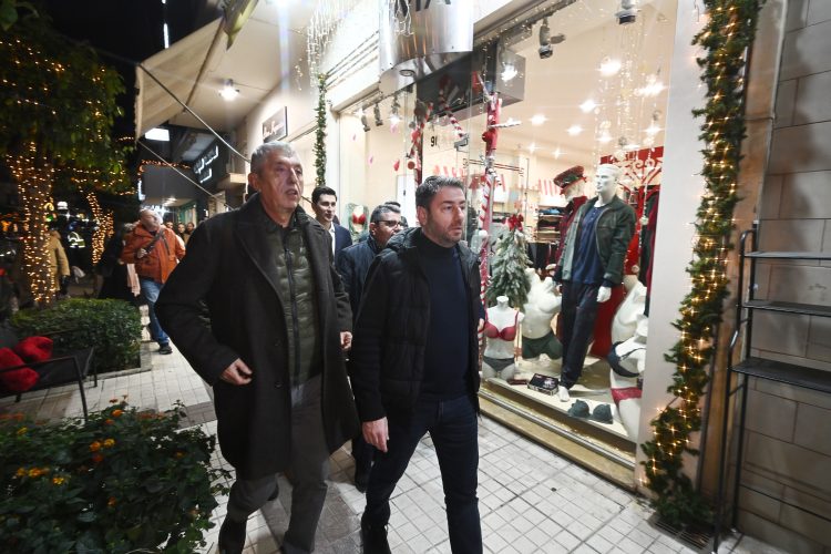 Ο Ανδρουλάκης με σύστημα «πόρτα – πόρτα» προσπαθεί να ξεκολλήσει το ΠΑΣΟΚ