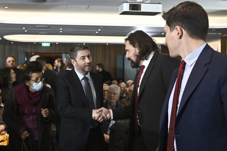 Παππάς – Ανδρουλάκης: Mια χειραψία, ένα σφίξιμο στο στομάχι