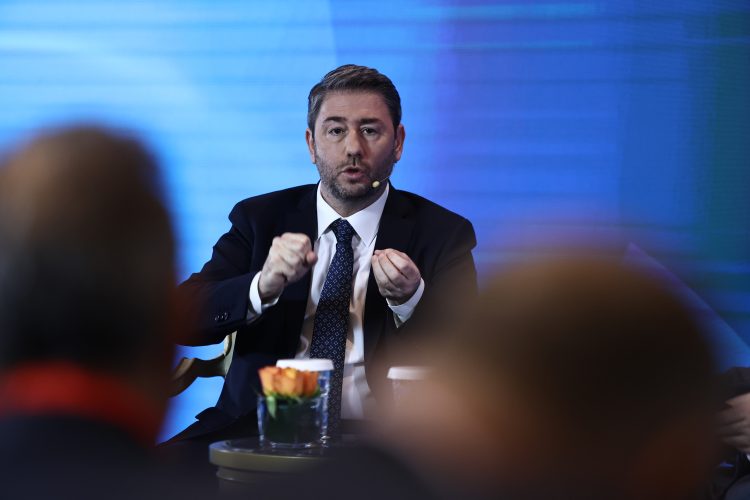 Το ΠΑΣΟΚ στην πρέσα ανάμεσα σε Νέα Δημοκρατία και Τσίπρα