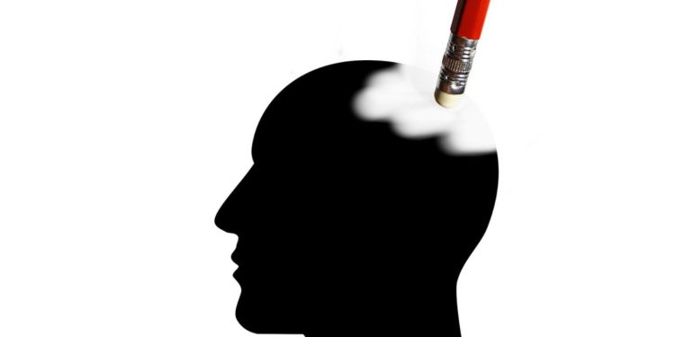 Χτυπήματα στο κεφάλι: Πώς συνδέονται με την άνοια σύμφωνα με νέα έρευνα