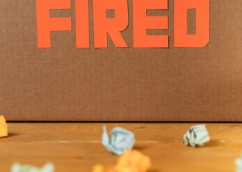 Ισπανία: Απόλυση – έκπληξη για 22χρονη υπάλληλο που πήγαινε υπερβολικά νωρίς στη δουλειά