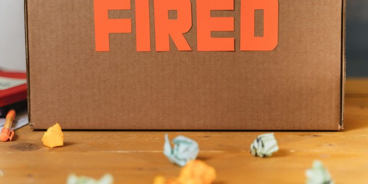 Ισπανία: Απόλυση – έκπληξη για 22χρονη υπάλληλο που πήγαινε υπερβολικά νωρίς στη δουλειά