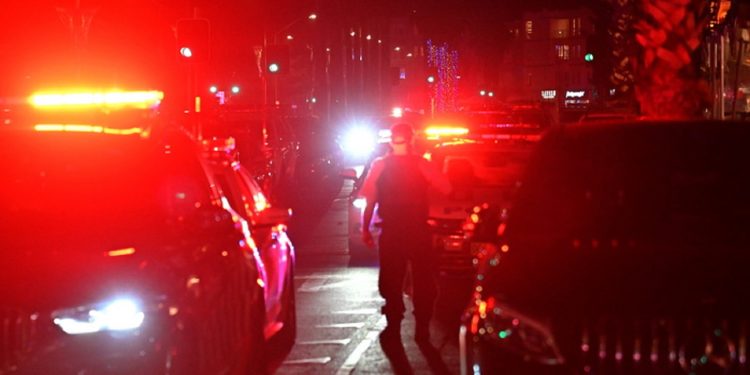 Σίδνεϊ: Η στιγμή που αστυνομικός εξουδετερώνει τον δράστη της φονικής επίθεσης (βίντεο)