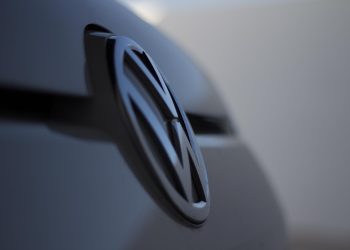 Πιέσεις από Κίνα και ΗΠΑ «αναγκάζουν» τη Volkswagen σε νέο επενδυτικό πλάνο