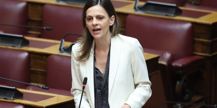 Αχτσιόγλου στη Βουλή: «Οι τρεις μύθοι της ΝΔ για τον Προϋπολογισμό» (βίντεο)