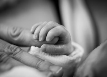 Guardian: Κίνδυνοι από influencers τοκετού και παραπληροφόρηση