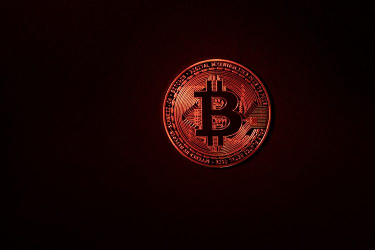 Bitcoin: Βουτιά άνω του 30% από το ιστορικό υψηλό του