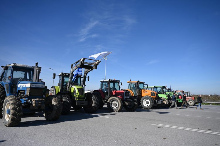 Το τριπλό χτύπημα του ΣΥΡΙΖΑ στην Κυβέρνηση για τα αγροτικά