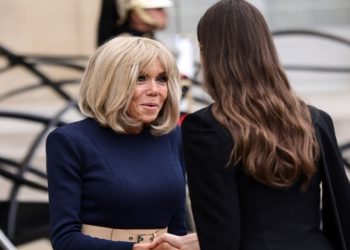 Μπριζίτ Μακρόν: «Σιχαμένες σκύλες» αποκάλεσε τις ακτιβίστριες που διέκοψαν παράσταση