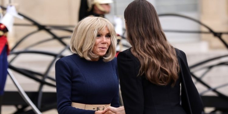 Μπριζίτ Μακρόν: «Σιχαμένες σκύλες» αποκάλεσε τις ακτιβίστριες που διέκοψαν παράσταση