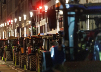 Ένταση και φωτιές έξω από το Ευρωκοινοβούλιο από τους αγρότες – Με δακρυγόνα απαντά η αστυνομία (LIVE)