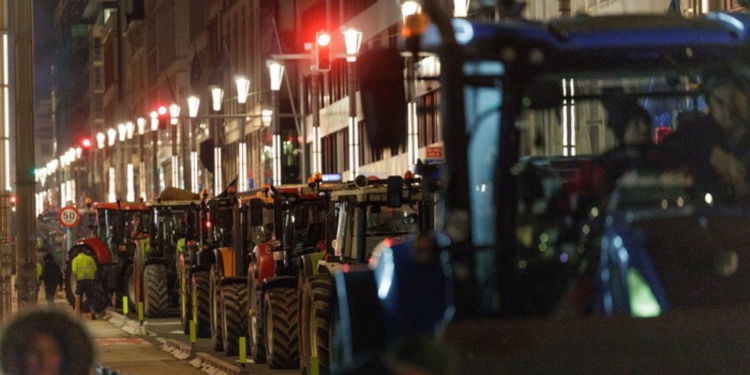 Σε πεδίο μάχης οι μετατράπηκαν οι Βρυξέλλες – Συνεχίζονται οι συγκρούσεις μεταξύ αγροτών – αστυνομίας (βίντεο)