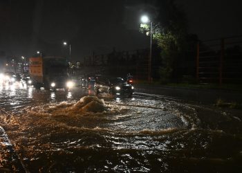 Σε πλήρη εξέλιξη η κακοκαιρία Byron: Δρόμοι μετατράπηκαν σε ποτάμια – 112 σε Πύλο, Μέγαρα, Μάνδρα – Κλειστή η Αθηνών-Κορίνθου από τα διόδια Ελευσίνας – Εκατοντάδες κλήσεις στην Πυροσβεστική