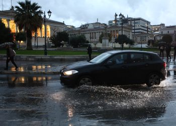 Εγκλωβισμένοι οδηγοί λόγω της κακοκαιρίας Βyron:  Ποιοι δρόμοι είναι κλειστοί στην Αττική – Αποκαταστάθηκε η κυκλοφορία στη γραμμή 7 του Τραμ