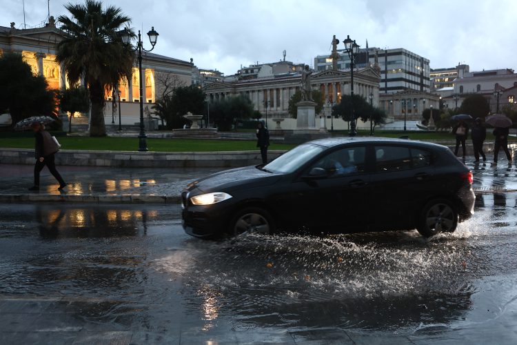 Εγκλωβισμένοι οδηγοί λόγω της κακοκαιρίας Βyron:  Ποιοι δρόμοι είναι κλειστοί στην Αττική – Αποκαταστάθηκε η κυκλοφορία στη γραμμή 7 του Τραμ