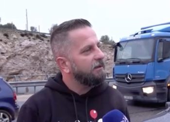 Εξοργησμένος οδηγός: «Περιμένουμε 1,5 ώρα – Χάλια μαύρα Μητσοτάκη… δεν λέω το υπόλοιπο» για το μποτιλιάρισμα λόγω κακοκαιρίας (βίντεο)