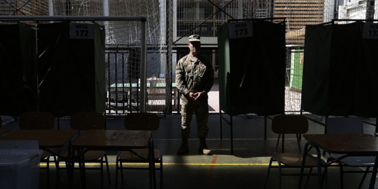 Εκλογές στη Χιλή: Ένας θαυμαστής του Πινοτσέτ και η αριστερή πρώην υπουργός Εργασίας διεκδικούν την προεδρία