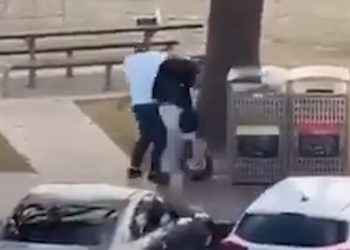 Καρέ καρέ η στιγμή που άνδρας αφοπλίζει έναν από τους τρομοκράτες του Σίδνεϊ (βίντεο)