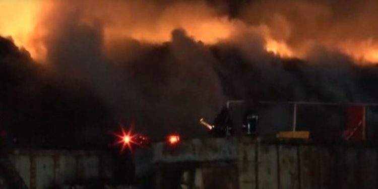 Φωτιά σε εταιρεία ανακύκλωσης στα Διαβατά – Επιχειρουν ισχυρές δυνάμεις