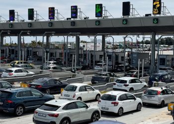 Αγροτικά μπλόκα και έξοδος Χριστουγέννων: Xάος σε Σχηματάρι και Ριτσώνα – Άνοιξαν τα διόδια Μαλγάρων