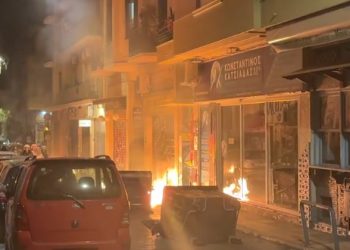 «Φωτιά» η νύχτα στα Εξάρχεια: Έπεσαν μολότοφ και χημικά (βίντεο)