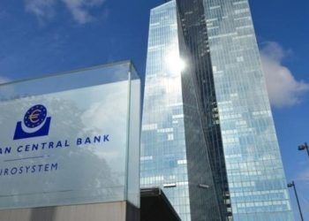 Η ΕΚΤ κρατά αμετάβλητα τα βασικά της επιτόκια