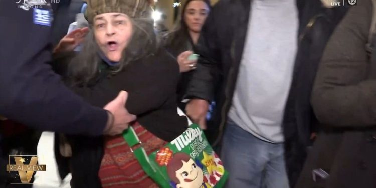 Ντου της Λουκά στο Παλλάς για τον Τσίπρα (βίντεο)