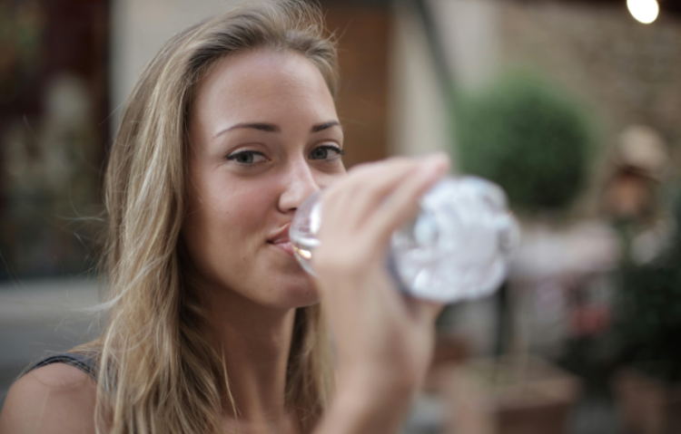 Εμφιαλωμένο νερό: Πόσα μικροπλαστικά καταναλώνουν ετησίως όσοι το προτιμούν