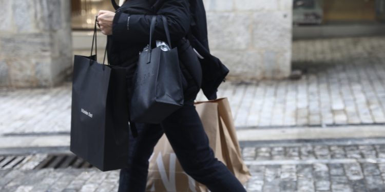 Σανίδα σωτηρίας στα Χριστούγεννα ψάχνει η αγορά