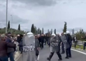 Στα «χέρια» αγρότες και ΜΑΤ στο Κιάτο: Μπήκε στο χορό των κινητοποιήσεων η Πελοπόννησος (βίντεο)