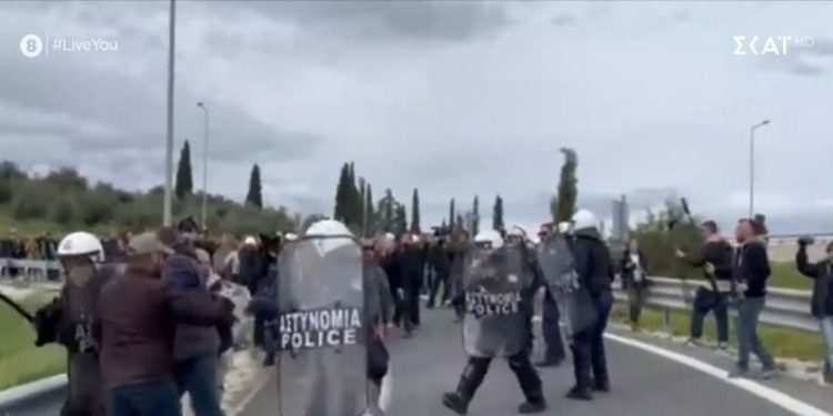 Στα «χέρια» αγρότες και ΜΑΤ στο Κιάτο: Μπήκε στο χορό των κινητοποιήσεων η Πελοπόννησος (βίντεο)