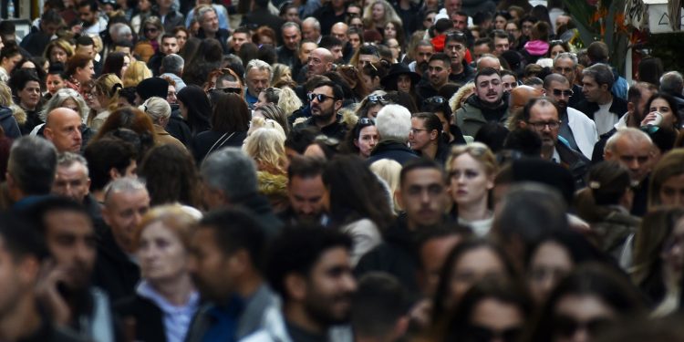 Το δράμα του εργαζόμενου 40άρη το 2025 – Παίρνει λιγότερα από όταν ξεκίνησε να δουλεύει το 2009!